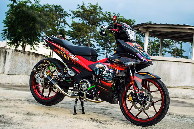 Ngoài những phiên bản độ máy thiên về tốc độ, có không ít tay chơi đầu tư số tiền không hề nhỏ để độ dàn lông (độ kiểng) với những gói phụ kiện hàng hiệu được đắp lên xe.