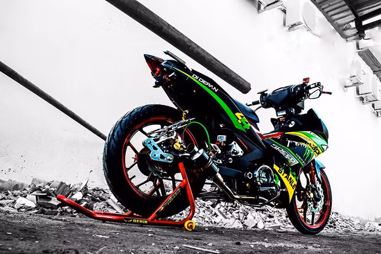 Nổi bật không kém là một chiếc Exciter khác được chủ nhân độ lên theo phong cách của tay đua huyền thoại Valentino Rossi.