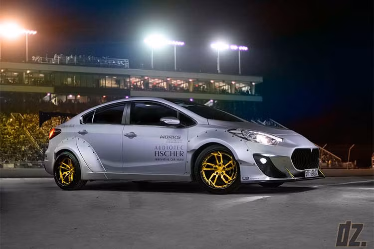 Sau khi hoàn thiện bộ "cánh" mới, chiếc xe được sơn màu bạc hơi sáng, và trong điều kiện ánh sáng tốt, toàn thân xe phản chiếu như một "thỏi nhôm" đúc rất cuốn hút và cũng làm nổi bật được bộ widebody mới.