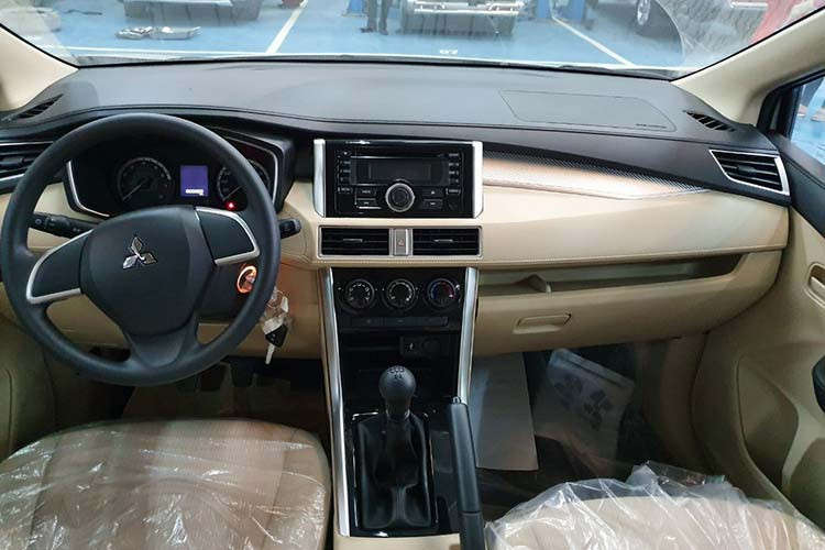 Bên trong, Xpander mới sẽ chỉ có duy nhất trang bị ghế nỉ, chỉnh cơ. Phiên bản số tự động được trang bị hệ thống giải trí với màn hình cảm ứng 6,2 inch, nút bấm khởi động, kiểm soát hành trình, vô-lăng tích hợp các chức năng và cần số bọc da. Bản số sàn chỉ được trang bị hệ thống giải trí CD/MP3/USB...