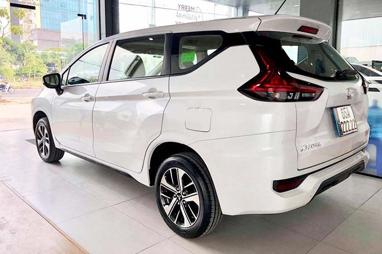 Mitsubishi Xpander được thiết kế theo ngôn ngữ Dynamic Shield và giữ những đường nét như nguyên mẫu XM concept với các đường nét góc cạnh; lưới tản nhiệt hình chữ X cỡ lớn ở phần đầu xe. Hầu hết các chi tiết như đèn pha, thân xe được thiết kế rất sắc sảo. Phía sau, đèn đuôi và đèn phanh chữ L tách rời, cụm đèn hậu tích hợp công nghệ đèn LED...