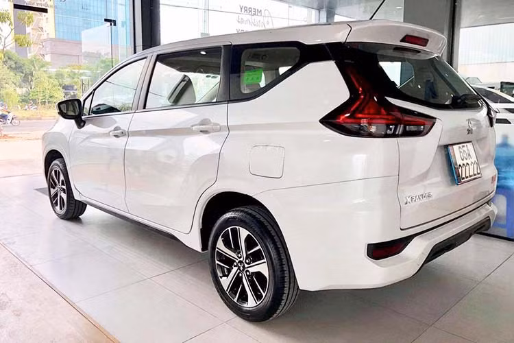 Mitsubishi Xpander được thiết kế theo ngôn ngữ Dynamic Shield và giữ những đường nét như nguyên mẫu XM concept với các đường nét góc cạnh; lưới tản nhiệt hình chữ X cỡ lớn ở phần đầu xe. Hầu hết các chi tiết như đèn pha, thân xe được thiết kế rất sắc sảo. Phía sau, đèn đuôi và đèn phanh chữ L tách rời, cụm đèn hậu tích hợp công nghệ đèn LED...