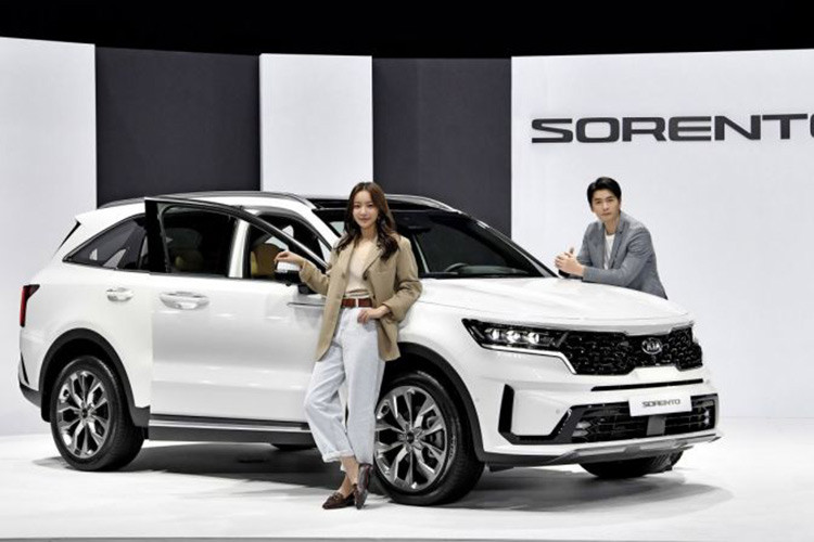  Kia Sorento 2021 mới được phát triển dựa trên cơ sở gầm bệ mới, giúp mẫu SUV cỡ trung này có thiết kế phong cách hơn và cải thiện cảm giác lái cũng như phản hồi vô lăng. So với người tiền nhiệm, Kia Sorento 2021 mới dài hơn 10 mm trong khi chiều dài cơ sở tăng 35 mm lên 2.815 mm. Sự thay đổi này, cộng thêm khoảng cách từ đầu/đuôi xe đến trục trước/sau, đã mang đến diện mạo cao cấp hơn cho mẫu SUV Hàn Quốc. 