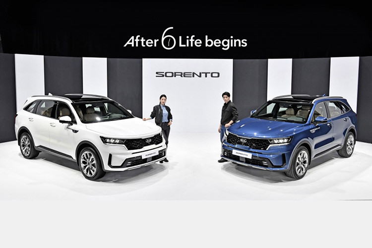 Tuy lớn hơn trước nhưng mẫu SUV 3 hàng ghế này lại nhẹ hơn đến 80 kg nhờ thân vỏ tái thiết kế. Chưa hết, kích thước lớn hơn còn mang đến không gian nội thất rộng rãi hơn cho mẫu SUV cỡ trung. Thậm chí, hãng Kia còn khẳng định Sorento 2021 sở hữu khoang hành lý rộng hàng đầu phân khúc.