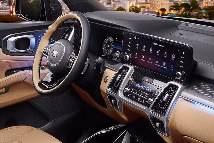 Kia Sorento 2021 sẽ là SUV đầu tiên của Kia sử dụng hệ thống phanh chống đa va chạm. Xe sẽ phanh khi túi bung sau va chạm đầu tiên nhằm giảm nguy cơ va chạm lần thứ hai. Bên cạnh đó, mẫu xe mới này sẽ có thêm tính năng Surround View Monitor – theo dõi toàn cảnh từ xa bằng smartphone, kết hợp với tính năng tương tự sẵn có trên xe giúp đỗ xe dễ dàng hơn.