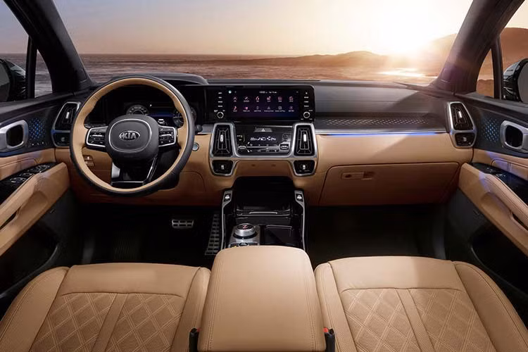 Toàn bộ phần nội thất của Kia Sorento 2021 thế hệ mới được thiết kế lại giúp khoang cabin sang trọng và đẳng cấp hơn. Không gian nội thất có nhiều chi tiết được trang trí bằng da 2 tông màu. Màn hình giải trí trung tâm kích thước 10,12 inch.