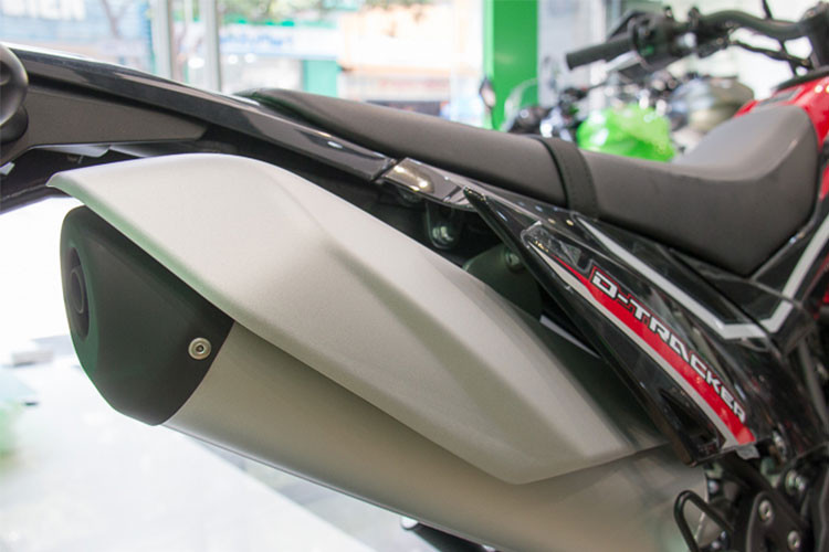 Ống xả đơn của xe và gác chân sau đặt khá cao, riêng pô được hãng thiết kế nằm sát yên xe giúp cho người sử dụng có thể di chuyển trên những quãng đường sình lầy hoặc lội nước mà không lo chết máy.