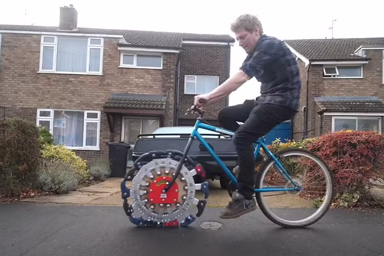 YouTuber che tao banh xe dap ky quac voi 