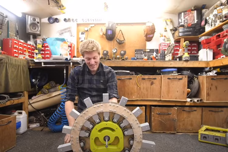 YouTuber che tao banh xe dap ky quac voi 