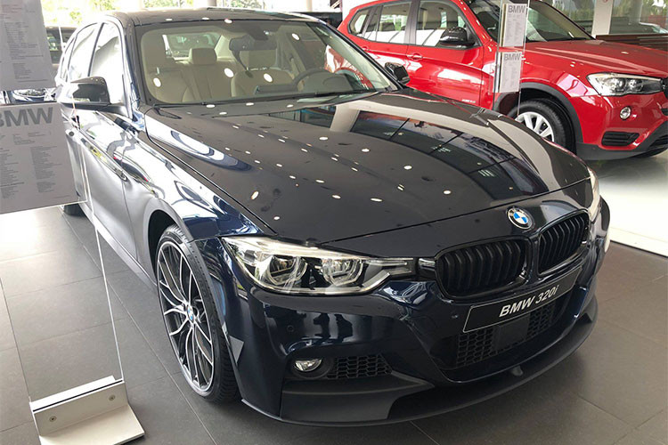 Hiện tại, nhà phân phối Thaco BMW chưa công bố chi tiết thông tin chi tiết và giá bán cho chiếc 320i đặc biệt này, được biết xe có giá khoảng 1,8 tỷ đồng tại Việt Nam với nhiều trang bị đi kèm. Trước đó, Thaco BMW đã công bố giá bán cho phiên bản BMW 320i từ 1,319 tỷ đồng.