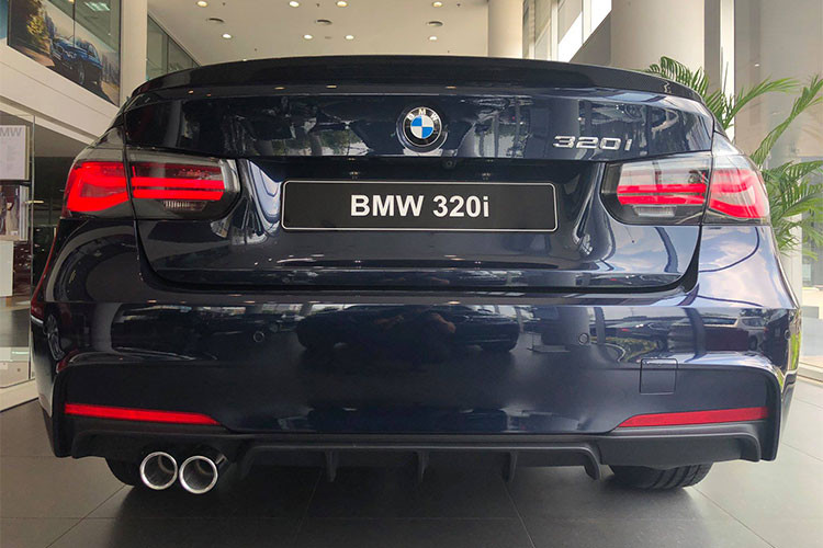 Bên cạnh đó, ốp lườn của chiếc xe sang nhà BMW cũng được trang bị mới mang đậm phong cách dòng M Performance cùng nhiều chi tiết bằng chất liệu carbon gia tăng nét khỏe khoắn và đậm chất thể thao.