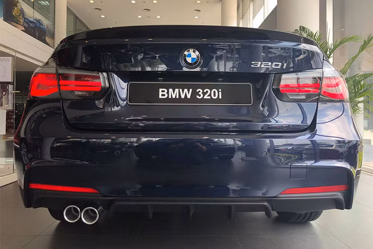 Bên cạnh đó, ốp lườn của chiếc xe sang nhà BMW cũng được trang bị mới mang đậm phong cách dòng M Performance cùng nhiều chi tiết bằng chất liệu carbon gia tăng nét khỏe khoắn và đậm chất thể thao.