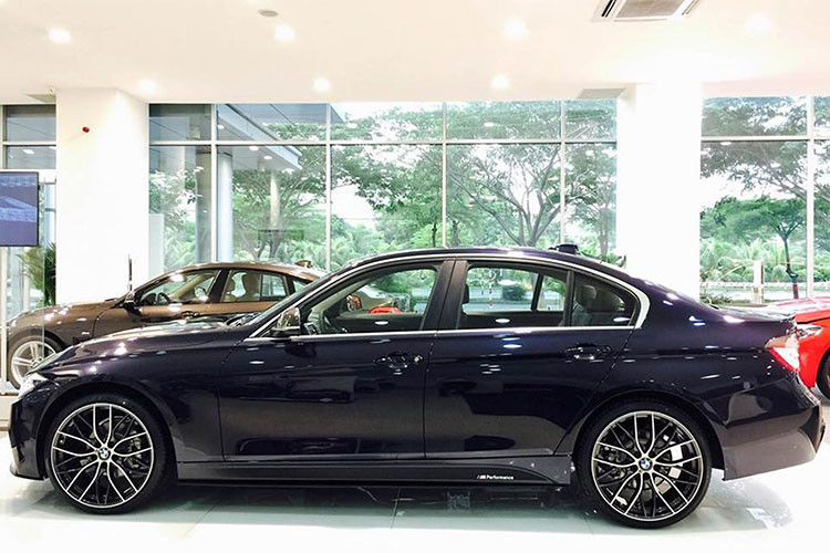 Vừa qua, những chiếc BMW 320i phiên bản mới với màu xanh đẹp mắt được trang bị gói bodykit chính hãng M-Performance, bất ngờ xuất hiện trong showroom bán hàng của đại lý Thaco BMW tại Hà Nội.