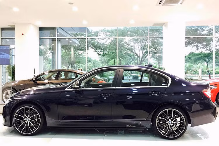 Vừa qua, những chiếc BMW 320i phiên bản mới với màu xanh đẹp mắt được trang bị gói bodykit chính hãng M-Performance, bất ngờ xuất hiện trong showroom bán hàng của đại lý Thaco BMW tại Hà Nội.