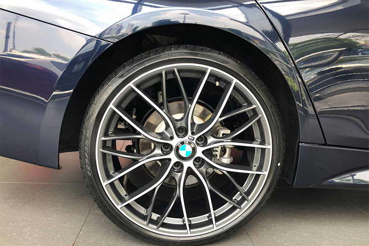 Tổng thể xe thêm thể thao hơn với bộ mâm hợp kim thiết kế đa chấu, kích thước 20 inch với tên gọi - 20” BMW M Performance light alloy wheel Double-spoke 405M đi cùng với bộ lốp thể thao từ Pirelli. Gói độ này chỉ can thiệp vào các chi tiết ngoại thất, không gian nội thất vẫn được giữ nguyên với ghế da màu kem, vô lăng 3 chấu bọc da cao cấp,...