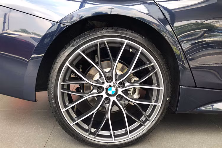Tổng thể xe thêm thể thao hơn với bộ mâm hợp kim thiết kế đa chấu, kích thước 20 inch với tên gọi - 20” BMW M Performance light alloy wheel Double-spoke 405M đi cùng với bộ lốp thể thao từ Pirelli. Gói độ này chỉ can thiệp vào các chi tiết ngoại thất, không gian nội thất vẫn được giữ nguyên với ghế da màu kem, vô lăng 3 chấu bọc da cao cấp,...