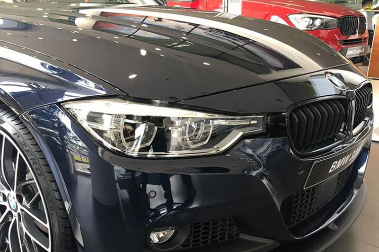 Gói trang bị bodykit khí động học chính hãng M Performance Aerodynamic Package cho xe bao gồm cản trước thể thao, ốp thân với logo M (M-Performance side sills with foil), cánh gió sau làm M-Performance làm từ sợi carbon (rear-spoiler), ốp gương carbon, lưới tản nhiệt đen bóng (Black M Performance front grille)...