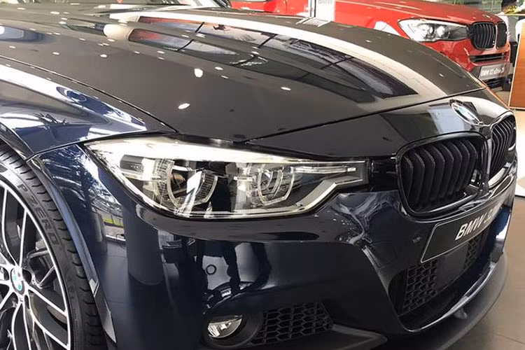 Gói trang bị bodykit khí động học chính hãng M Performance Aerodynamic Package cho xe bao gồm cản trước thể thao, ốp thân với logo M (M-Performance side sills with foil), cánh gió sau làm M-Performance làm từ sợi carbon (rear-spoiler), ốp gương carbon, lưới tản nhiệt đen bóng (Black M Performance front grille)...