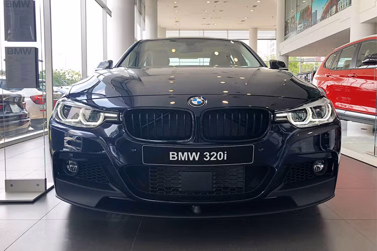Về ngoại thất, xe nổi bật và thể thao hơn - khác biệt so với phiên bản 320i thông thường khi được trang bị nhiều ''đồ chơi'' trang trí ngoại thất như: Đèn pha full LED, đèn hậu LED thiết kế tông màu trong suốt...