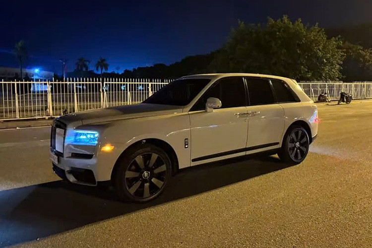 Mới đây, bức ảnh hot mom Diệp Lâm Anh cùng trai lạ 9X trên chiếc xe Rolls-Royce rất đẹp mắt, đã nhanh chóng thu hút sự quan tâm của cộng đồng mạng, dù bức ảnh được chia sẻ lên mạng từ 1 giờ sáng, nhưng đã nhanh chóng nhận "bão likes". Không ít cư dân mạng tò mò muốn biết danh tính của chàng trai này cùng chiếc xe Rolls-Royce.