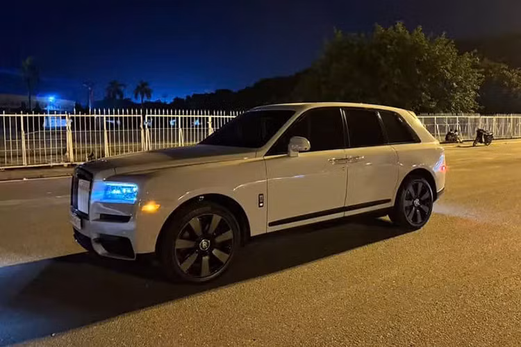 Mới đây, bức ảnh hot mom Diệp Lâm Anh cùng trai lạ 9X trên chiếc xe Rolls-Royce rất đẹp mắt, đã nhanh chóng thu hút sự quan tâm của cộng đồng mạng, dù bức ảnh được chia sẻ lên mạng từ 1 giờ sáng, nhưng đã nhanh chóng nhận "bão likes". Không ít cư dân mạng tò mò muốn biết danh tính của chàng trai này cùng chiếc xe Rolls-Royce.