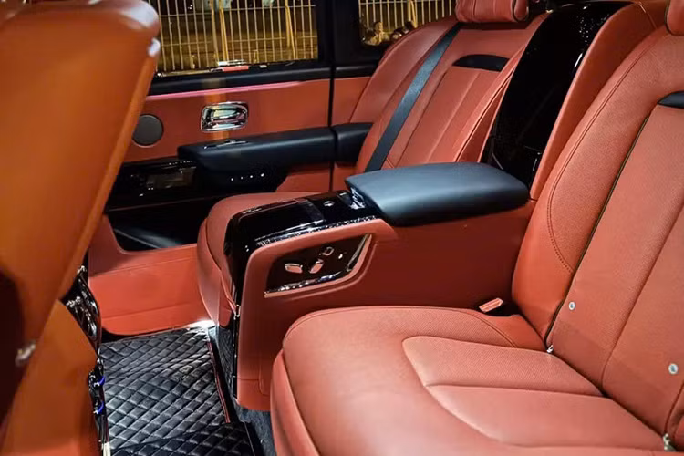 Giá xe Rolls-Royce Cullinan tại Việt Nam từ 20 tỷ đến 45 tỷ đồng, tùy theo việc xe mang biển số gì, tùy chọn ra sao?. Rolls-Royce Cullinan còn được mệnh danh là "viên kim cương di động" đắt nhất thế giới do Cullinan còn được biết đến với tên gọi viên kim cương 3.106 carat đẹp không tì vết nằm trên vương miệng Crown Jewels của Nữ hoàng Anh.