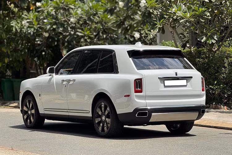 Hệ dẫn động đi kèm nút "Everywhere" đặc biệt, cho phép người lái sử dụng toàn bộ mô-men xoắn để "trượt" trên mọi địa hình, từ sỏi, bùn, tuyết, cỏ ướt cho đến cát. Hãng Rolls-Royce cũng khẳng định Cullinan là mẫu SUV hạng sang có khả năng lội nước sâu nhất, ở mức 540 mm.