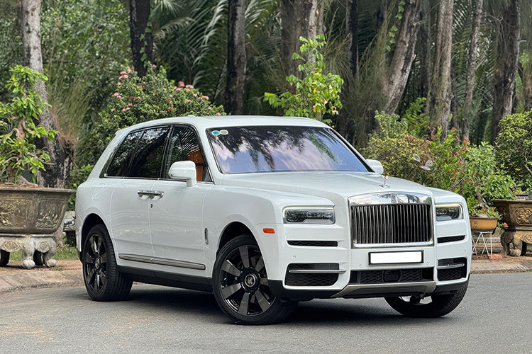 Rolls-Royce Cullinan siêu sang là 1 trong những dòng xe SUV hàng đầu thế giới, vì thế các đại gia Việt không thể bỏ qua mẫu xe này vào bộ sưu tập, ước tính đã có khoảng 100 xe Rolls-Royce Cullinan được nhập khẩu về dải đất hình chữ S qua 2 đường là nhập khẩu không chính hãng, và chính hãng.