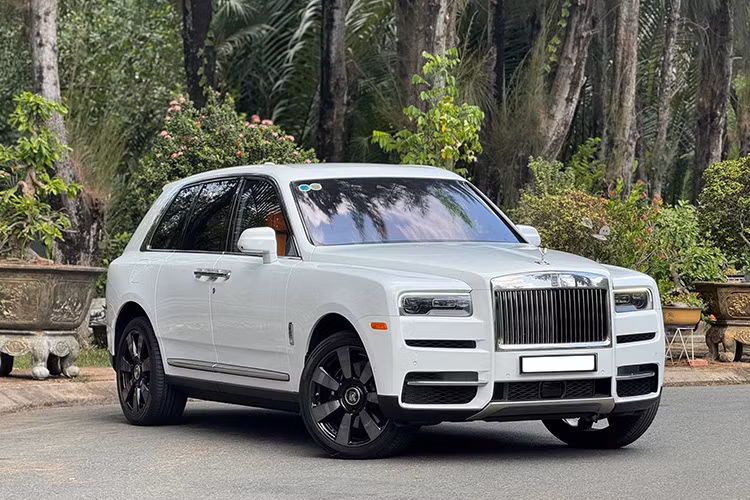 Rolls-Royce Cullinan siêu sang là 1 trong những dòng xe SUV hàng đầu thế giới, vì thế các đại gia Việt không thể bỏ qua mẫu xe này vào bộ sưu tập, ước tính đã có khoảng 100 xe Rolls-Royce Cullinan được nhập khẩu về dải đất hình chữ S qua 2 đường là nhập khẩu không chính hãng, và chính hãng.