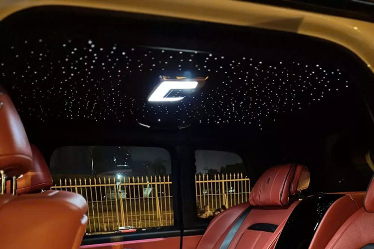 "Trái tim" của SUV siêu sang Rolls-Royce Cullinan là khối động cơ V12, tăng áp kép, dung tích 6.75 lít, sản sinh công suất tối đa 563 mã lực và mô-men xoắn cực đại 850 Nm tại vòng tua máy 1.600 vòng/phút. Đi kèm với động cơ là hộp số tự động ZF 8 cấp, hệ dẫn động 4 bánh toàn thời gian và đánh lái 4 bánh hoàn toàn mới.