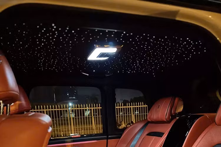 "Trái tim" của SUV siêu sang Rolls-Royce Cullinan là khối động cơ V12, tăng áp kép, dung tích 6.75 lít, sản sinh công suất tối đa 563 mã lực và mô-men xoắn cực đại 850 Nm tại vòng tua máy 1.600 vòng/phút. Đi kèm với động cơ là hộp số tự động ZF 8 cấp, hệ dẫn động 4 bánh toàn thời gian và đánh lái 4 bánh hoàn toàn mới.