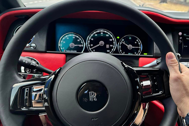 Có một điểm mà hãng xe Rolls-Royce không bao giờ chạy theo số đông khi tạo ra dòng xe SUV chính là tốc độ. Rolls-Royce Cullinan có tốc độ tối đa được giới hạn 250 km/h. Hộp số của xe tích hợp bộ trợ giúp định vị vệ tinh SAT nên việc sang số rất nhẹ nhàng.