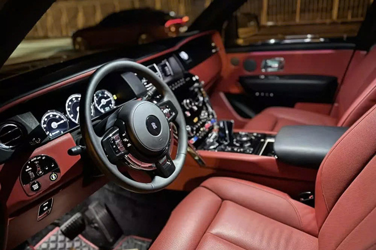 Được biết chiếc Rolls-Royce này thuộc bản Cullinan, là chiếc SUV siêu sang đầu tiên của hãng xe Anh quốc sản xuất, ngoại thất xe mang màu xám xi măng cùng rất nhiều chi tiết được phối lại màu đen, như là bản Black Badge, chẳng hạn như logo thiếu phụ bay, các chi tiết mạ crôm được dán đen. Nội thất chiếc SUV siêu sang Rolls-Royce Cullinan này mang màu đỏ.