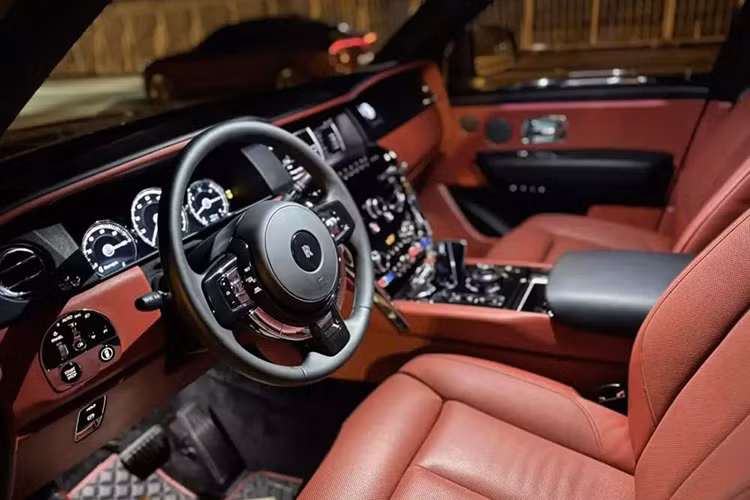 Được biết chiếc Rolls-Royce này thuộc bản Cullinan, là chiếc SUV siêu sang đầu tiên của hãng xe Anh quốc sản xuất, ngoại thất xe mang màu xám xi măng cùng rất nhiều chi tiết được phối lại màu đen, như là bản Black Badge, chẳng hạn như logo thiếu phụ bay, các chi tiết mạ crôm được dán đen. Nội thất chiếc SUV siêu sang Rolls-Royce Cullinan này mang màu đỏ.