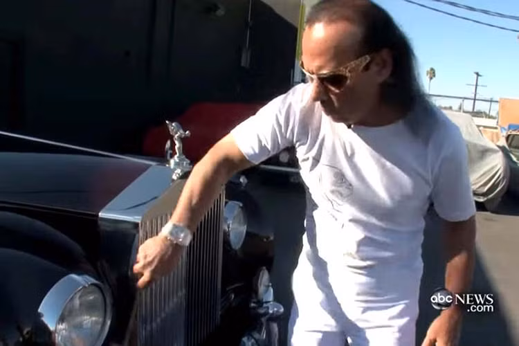 Trong bộ sưu tập này, có khoảng 12 chiếc xe Rolls-Royce, 5 chiếc Bentley, 1 chiếc Pontiac Lemans 1971, 1 chiếc Ford Mustang Mach 1 1973, 1 chiếc Jaguar M10 1966, 1 chiếc Murano 1969 và 1 chiếc Ford GT40. Đáng chú ý nhất là chiếc Rolls-Royce Phantom III đời 1937 tương tự xe dùng trong bộ phim "Goldfinger" về điệp viên James Bond.