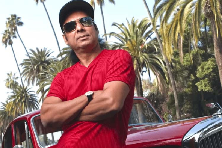 Là người sáng lập ra trường phái yoga nóng, bậc thầy yoga Bikram Choudhury đã trở thành thần tượng của hàng triệu người trên toàn thế giới. Những ngôi sao nổi tiếng như Madonna, George Clooney hay David Beckham... cũng đã từng tham gia vào những lớp yoga nóng của bậc thầy gốc Ấn Độ này.