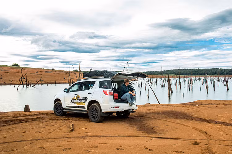 Trong chuyến hành trình đặc biệt dài ba ngày đêm, những người tham gia trải nghiệm Chevrolet Trailblazer sẽ có cơ hội ngồi sau vô lăng của chiếc SUV mới này, tận hưởng cảm giác lái trên những địa hình đa dạng từ các cung đường bao ven biển uốn lượn, đường đèo hiểm trở cho đến những đoạn đường gập ghềnh xuyên rừng ở đại ngàn Tây Nguyên.