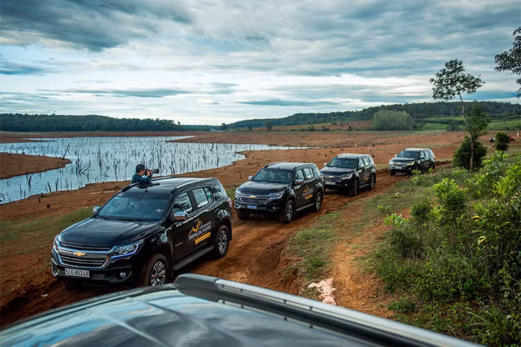 Bên cạnh đó, chế độ 2 cầu còn cho phép người lái chuyển từ một cầu sang hai cầu nhanh ở tốc độ tối đa lên đến 120km/h. Và dù địa hình đầy thách thức, nhưng sự linh hoạt giữa các chế độ gài cầu vẫn giúp Trailblazer vượt qua dễ dàng. Trên đường trường nhờ thiết kế mới, Trailblazer mang đến cảm giác chắc chắn ở khung gầm và độ ồn khá thấp.