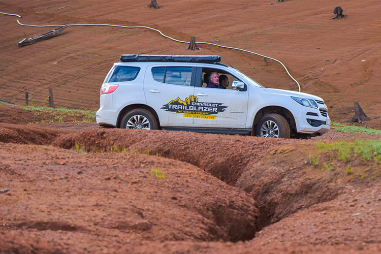 Xe trang bị cụm đèn pha Halogen tự động bật tắt theo điều kiện sáng, đi kèm dải đèn LED dạng ống chiếu sáng ban ngày ấn tượng. Đèn sương mù tích hợp phía cản trước kèm theo 4 cảm biến. Phần thân xe gây chú ý với cặp gương to bản giúp người lái dễ dàng quan sát. Đặc biệt là hệ thống “gầm cao máy thoáng” với khoảng sáng gần 221mm, giúp xe lội nước lên đến 800mm.