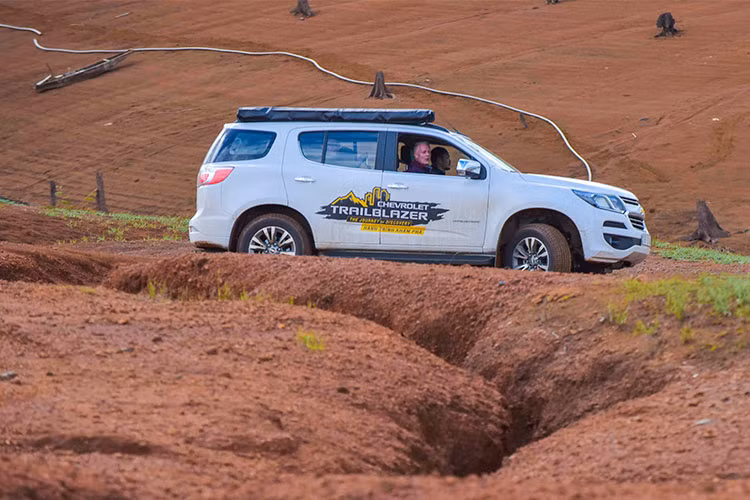 Xe trang bị cụm đèn pha Halogen tự động bật tắt theo điều kiện sáng, đi kèm dải đèn LED dạng ống chiếu sáng ban ngày ấn tượng. Đèn sương mù tích hợp phía cản trước kèm theo 4 cảm biến. Phần thân xe gây chú ý với cặp gương to bản giúp người lái dễ dàng quan sát. Đặc biệt là hệ thống “gầm cao máy thoáng” với khoảng sáng gần 221mm, giúp xe lội nước lên đến 800mm.