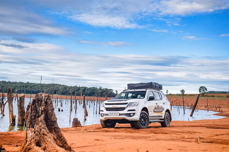 Xét về tổng thể Chevrolet Trailblazer chưa xuất sắc, nhưng lại đầy nam tính. Mặt trước nổi bật với lưới tản nhiệt kép mạ chrome đặc trưng của Chevrolet. Điểm nhấn còn được thể hiện qua bộ la-zăng 18 inch 2 tông màu bắt mắt. Ngoài ra còn phải kể đến bậc lên xuống, thanh trang trí nóc xe, đường gân dập nổi dứt khoát khỏe khoắn ngang thân xe.