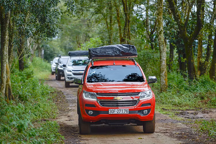 Cụ thể, khối động cơ máy dầu Duramax 2.5L turbo được trang bị trên chiếc Chevrolet Trailblazer mới cho công suất 180 mã lực tại 3.600 vòng/phút, mô-men xoắn cực đại 440 Nm tại 2.000 vòng/phút, đi kèm hộp số tự động 6 cấp và hệ dẫn động 2 cầu. Ngay khi cầm lái, dải tua hoạt động thông minh hiệu quả mang lại cho người cảm giác đầu tiên khá tốt.