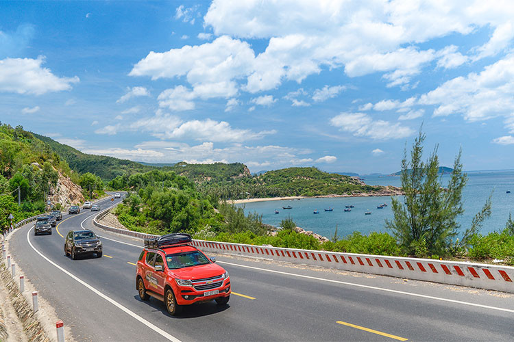 Không gian nội thất hiện đại, khoa học cũng là một điểm sáng khác trên Trailblazer. Mẫu SUV có thiết kế 7 chỗ ngồi, hàng ghế thứ 1 và 2 có thể cho người lớn ngồi rất thoải mái nhờ ghế xe có thiết kế rộng và dầy cùng với trần xe cao, khả năng di chuyển vị trí ghế linh hoạt. Hàng ghế thứ 3 theo đánh giá thích hợp cho hành khách có chiều cao &lt;1,65m.