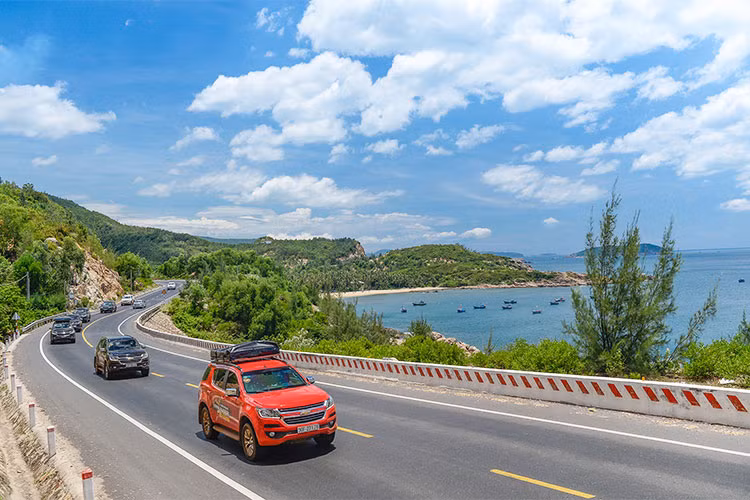 Không gian nội thất hiện đại, khoa học cũng là một điểm sáng khác trên Trailblazer. Mẫu SUV có thiết kế 7 chỗ ngồi, hàng ghế thứ 1 và 2 có thể cho người lớn ngồi rất thoải mái nhờ ghế xe có thiết kế rộng và dầy cùng với trần xe cao, khả năng di chuyển vị trí ghế linh hoạt. Hàng ghế thứ 3 theo đánh giá thích hợp cho hành khách có chiều cao <1,65m.