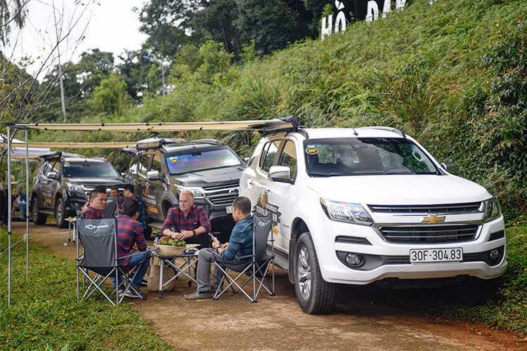 Đáng chú ý, một tính năng đặc biệt hữu ích trên Trailblazer là khởi động từ xa. Trong khoảng cách 100m, người lái có thể sử dụng nút trên chìa khóa để nổ máy trước, điều hòa sẽ tự động bật làm mát bên trong cabin với các cánh cửa vẫn được khóa chặt. Khi lên xe, chỉ cần cắm chìa vào ổ là có thể lăn bánh. Khi không lên xe thì sau 10 phút máy sẽ tự động tắt. 