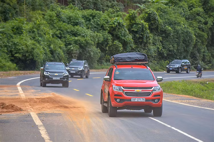 Thực tế, ở quãng đường dài người lái chạy với tốc độ 100km/h thì tua máy thường không quá 1.500 vòng/phút. Mức tiêu thụ nhiên liệu hành trình kết hợp của Trailblazer là tầm dưới 10lít/100km. Chế độ 2 cầu trên Trailblazer hoạt động khá hay. Người lái đã có dịp thử ở cung đường từ Pleiku – Kon Tum – Gia Lai – Quy Nhơn với hơn 300km đường xuyên rừng khu bảo tồn Kon Chư Răng qua các địa danh khó nhằn như đèo Măng Đen, Đông Trường Sơn, Hồ Vĩnh Sơn B…
