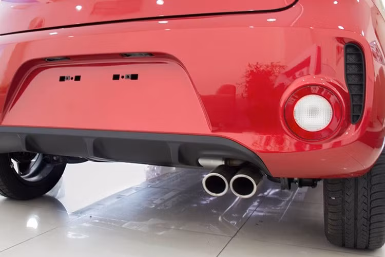 Trên mẫu xe cỡ nhỏ Kia Morning 2016 tại thị trường Việt vẫn sở hữu kích thước 3.595 x 1.595 x 1.490 mm (dài x rộng x cao). Ngoại thất của xe thu hút người dùng đô thị với nhiều trang bị nổi bật như: Đèn pha Halogen gương cầu tích hợp đèn LED chạy ban ngày và đèn pha tự động.