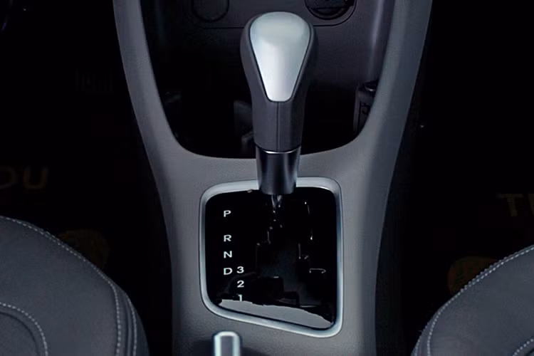 Kia Morning 2016 được trang bị động cơ 1.25L, 4 xi-lanh, DOHC cho công suất cực đại 86 hp/6.000 rpm và mô-men xoắn cực đại 120Nm/4.000 rpm giúp xe vận hành mạnh mẽ và bền bỉ, tiết kiệm nhiên liệu. Có hai chọn lựa cho khách hàng là hộp số sàn 5 cấp và hộp số tự động 4 cấp.