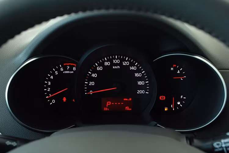 Ngoài ra, mẫu xe này cũng được trang bị đầy đủ các tính năng an toàn cho một chiếc xe cỡ nhỏ, nổi bật là hệ thống chống bó cứng phanh ABS; Hệ thống phân phối lực phanh điện tử EBD; Dây đai an toàn các hàng ghế có chức năng tự động căng đai; Cảm biến lùi (Si MT); Túi khí người lái…giúp xe vận hành ổn định. 