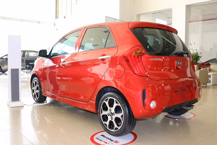 Bên cạnh đó, cụm đèn sau của xe cũng đã được trang bị dạng chiếu sáng LED, ông xả kép khỏe khoắn và năng động hơn, gương chiếu hậu ngoài chỉnh điện, gập điện tích hợp đèn báo rẽ thuận tiện, mâm đúc hợp kim nhôm 15 inch đa chấu thiết kế ấn tượng.